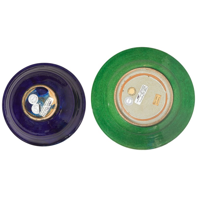 清康熙 茄皮紫釉蓮紋盌及綠釉盤 | AN AUBERGINE-GLAZED 'LOTUS' BOWL AND A BISCUIT GREEN-GLAZED DISH - 图3
