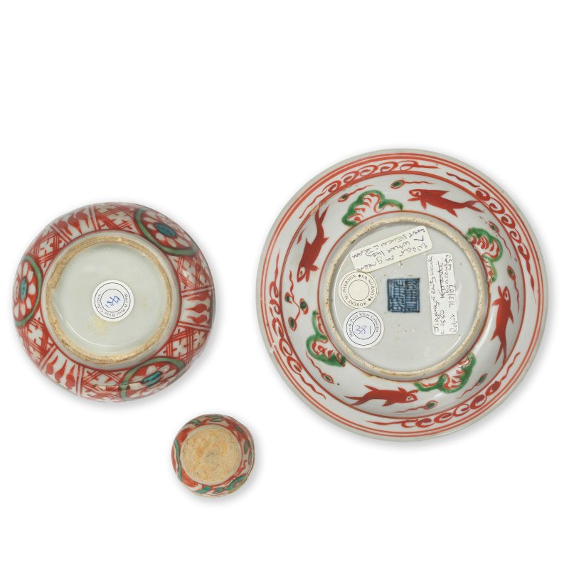 明 金襴手壽紋盤及蓋盒兩件 | A KINRANDE 'LONGEVITY' DISH AND TWO CIRCULAR BOXES AND COVERS - 图2