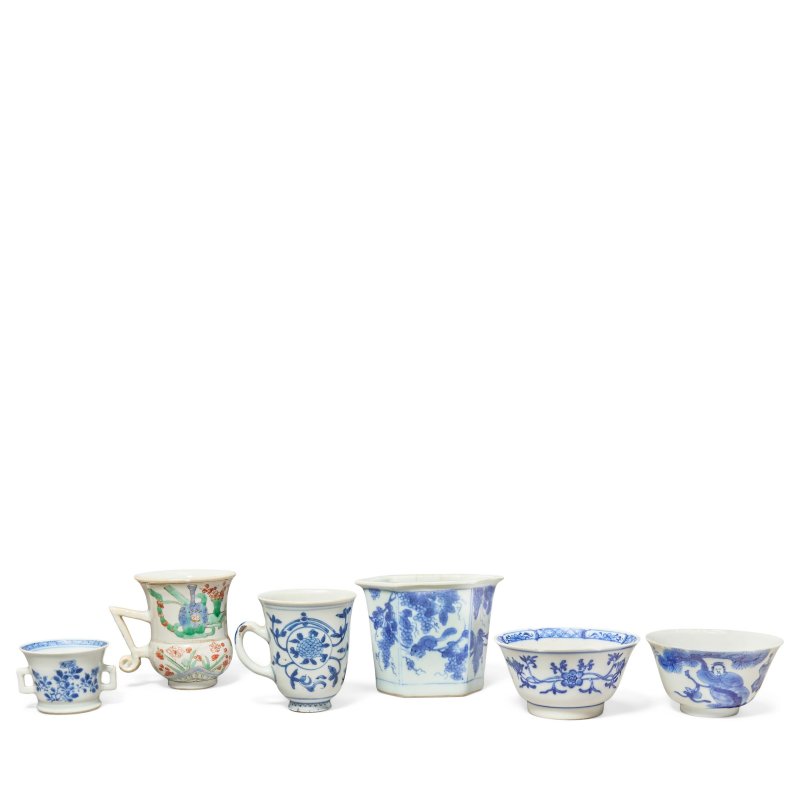 清康熙至乾隆 青花器皿五件及五彩盃一件 | FIVE BLUE AND WHITE VESSELS AND A FAMILLE VERTE HANDLED CUP - 图3