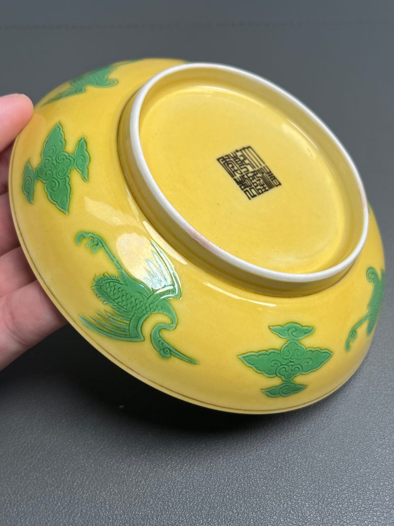 清乾隆  黄地素三彩紫绿龙纹盘 - 图13
