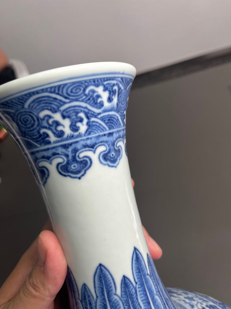 清乾隆  青花缠枝莲纹赏瓶 - 图22