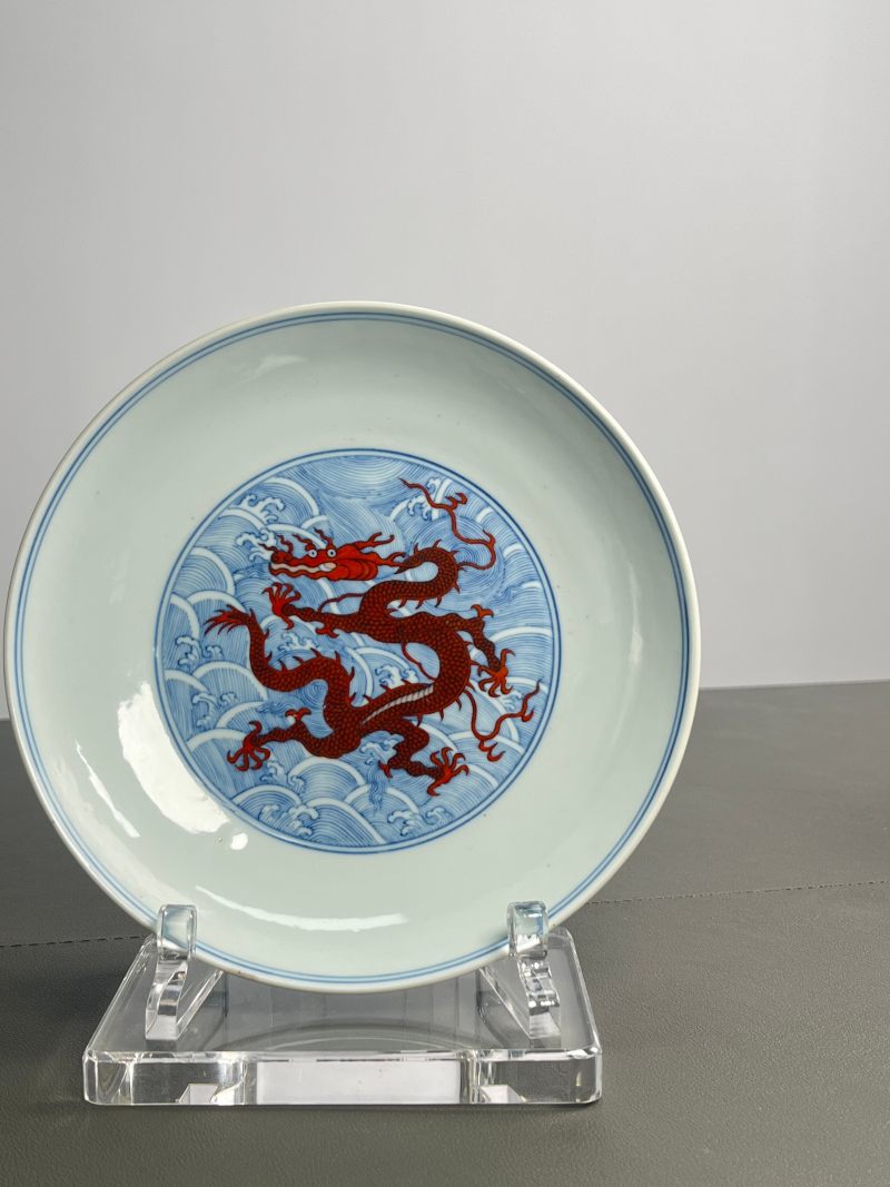 清乾隆  青花矾红九龙闹海图盘 - 图4