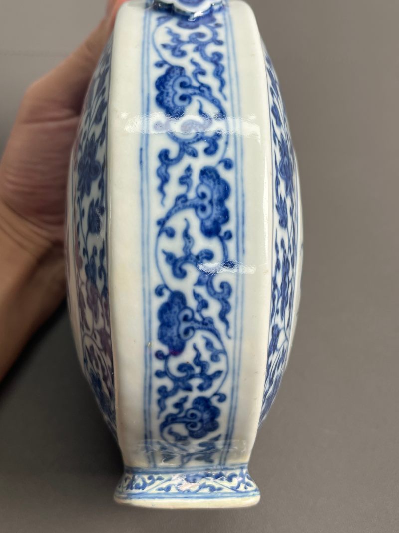 清乾隆  青花缠枝花卉福寿纹抱月瓶 - 图20