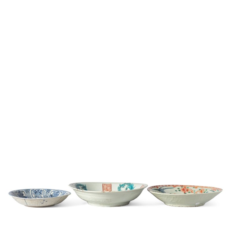 明晚期 漳州窯彩繪盤兩件及青花克拉克盤一件 | TWO POLYCHROME-ENAMELLED SWATOW DISHES AND A BLUE AND WHITE KRAAK DISH - 图5