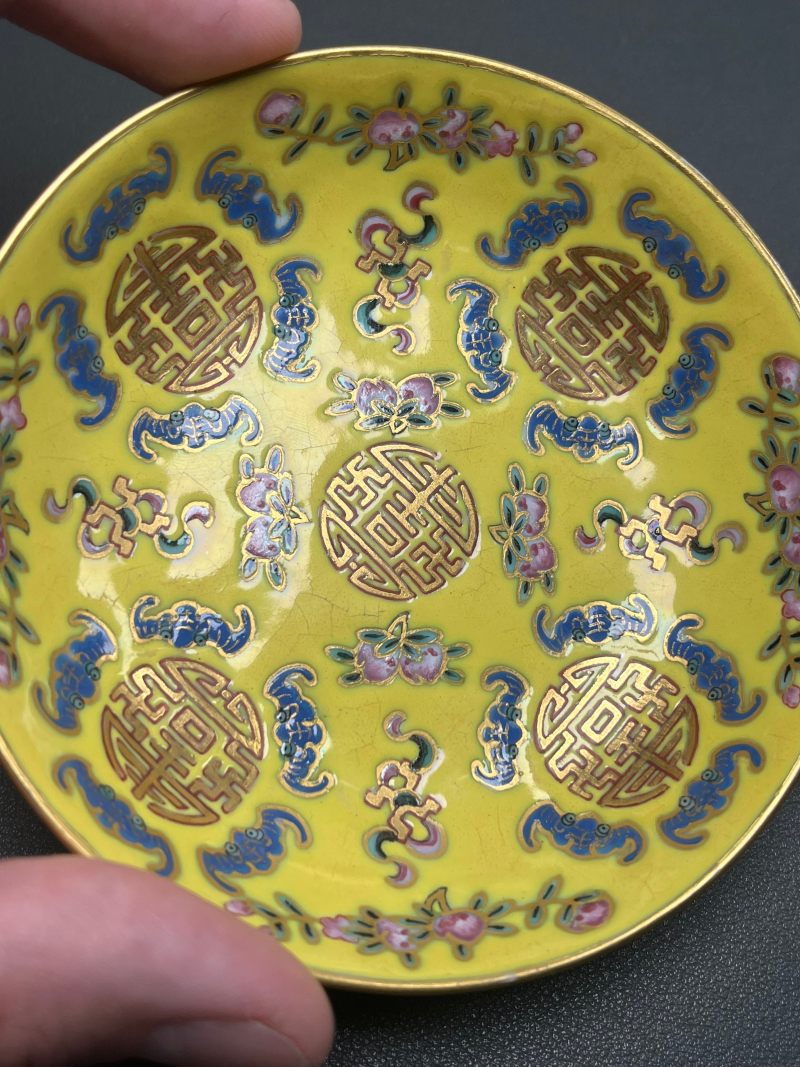 清同治  黄地粉彩万福万寿三寸碟 - 图9