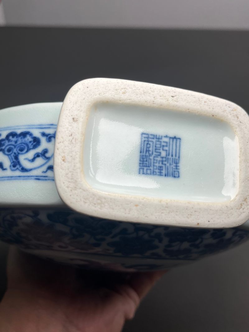 清乾隆  青花缠枝莲杏圆开光福寿纹双如意耳扁瓶 - 图28