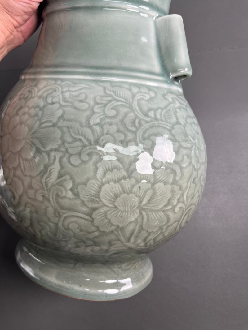 清康熙  豆青釉刻划缠枝牡丹纹贯耳壶 - 图16