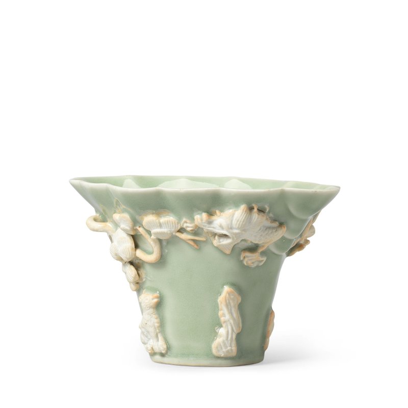 清康熙 青釉堆素盃 | A RARE CELADON-GLAZED LIBATION CUP - 图7