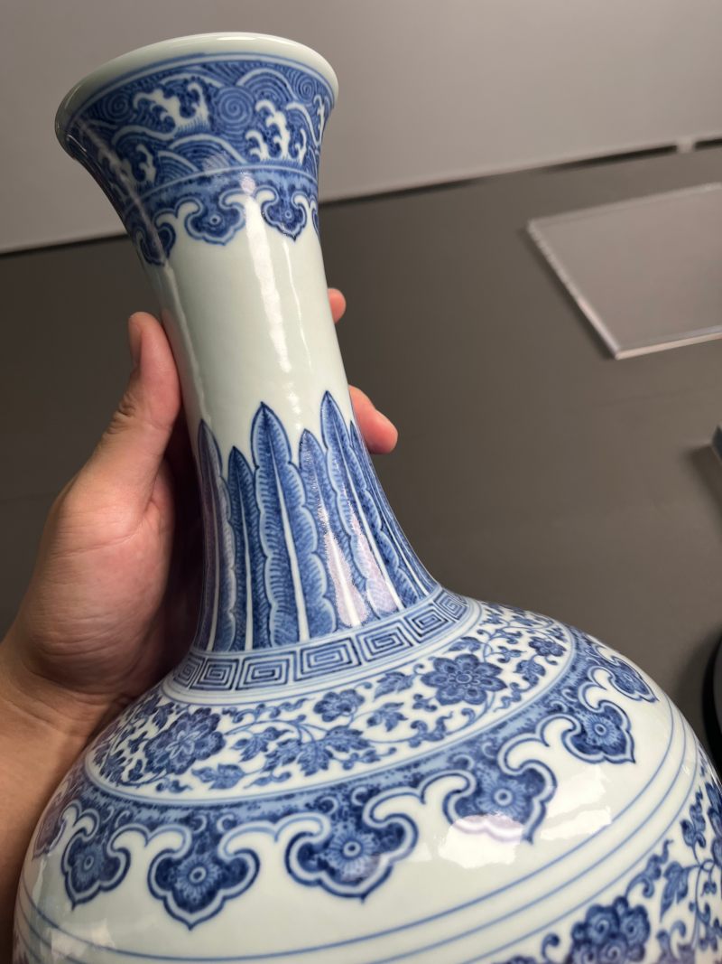 清乾隆  青花缠枝莲纹赏瓶 - 图23