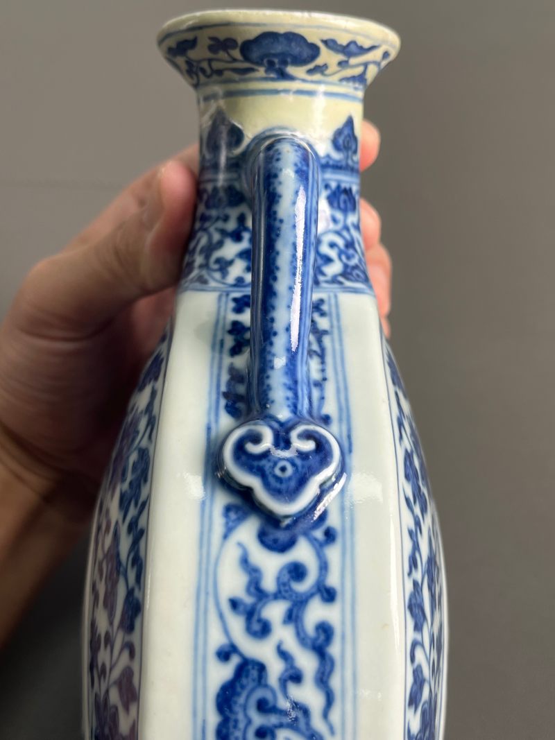 清乾隆  青花缠枝花卉福寿纹抱月瓶 - 图21