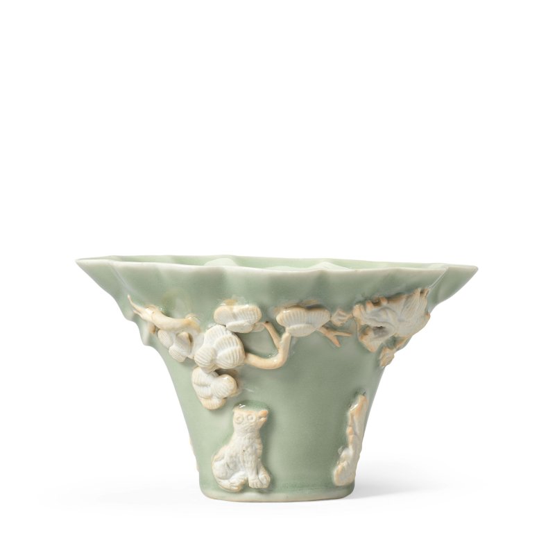 清康熙 青釉堆素盃 | A RARE CELADON-GLAZED LIBATION CUP - 图8