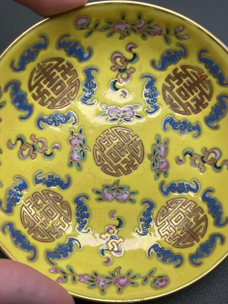 清同治  黄地粉彩万福万寿三寸碟 - 图10