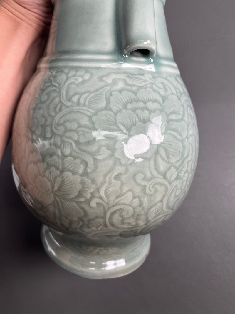 清康熙  豆青釉刻划缠枝牡丹纹贯耳壶 - 图17