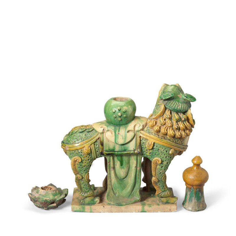 明 素三彩佛獅一件及建築飾件兩件 | A LARGE GLAZED POTTERY CAPARISONED LION AND TWO ARCHITECTURAL ELEMENTS - 图6