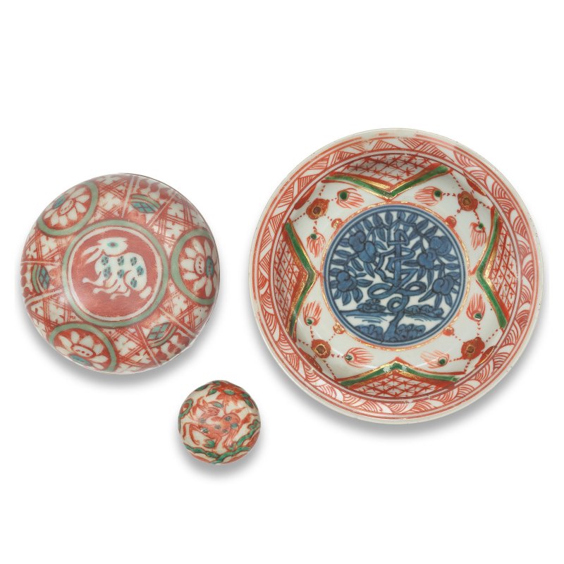 明 金襴手壽紋盤及蓋盒兩件 | A KINRANDE 'LONGEVITY' DISH AND TWO CIRCULAR BOXES AND COVERS - 图3