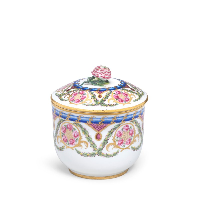 A Sèvres sugar bowl and cover (pot à sucre 'Calabre'), dated 1768 - 图3