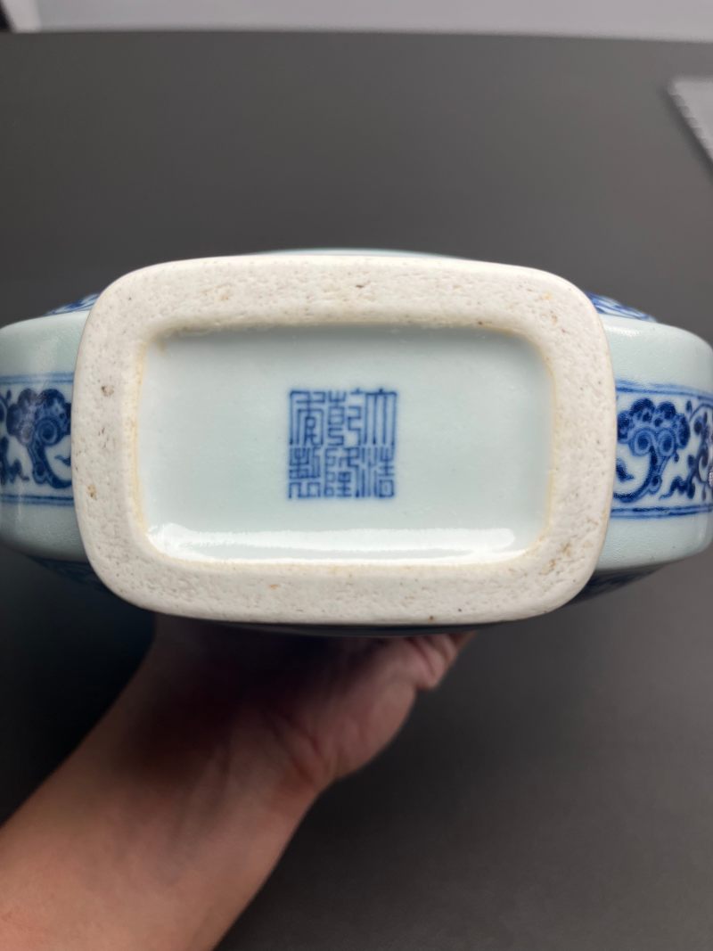 清乾隆  青花缠枝莲杏圆开光福寿纹双如意耳扁瓶 - 图30