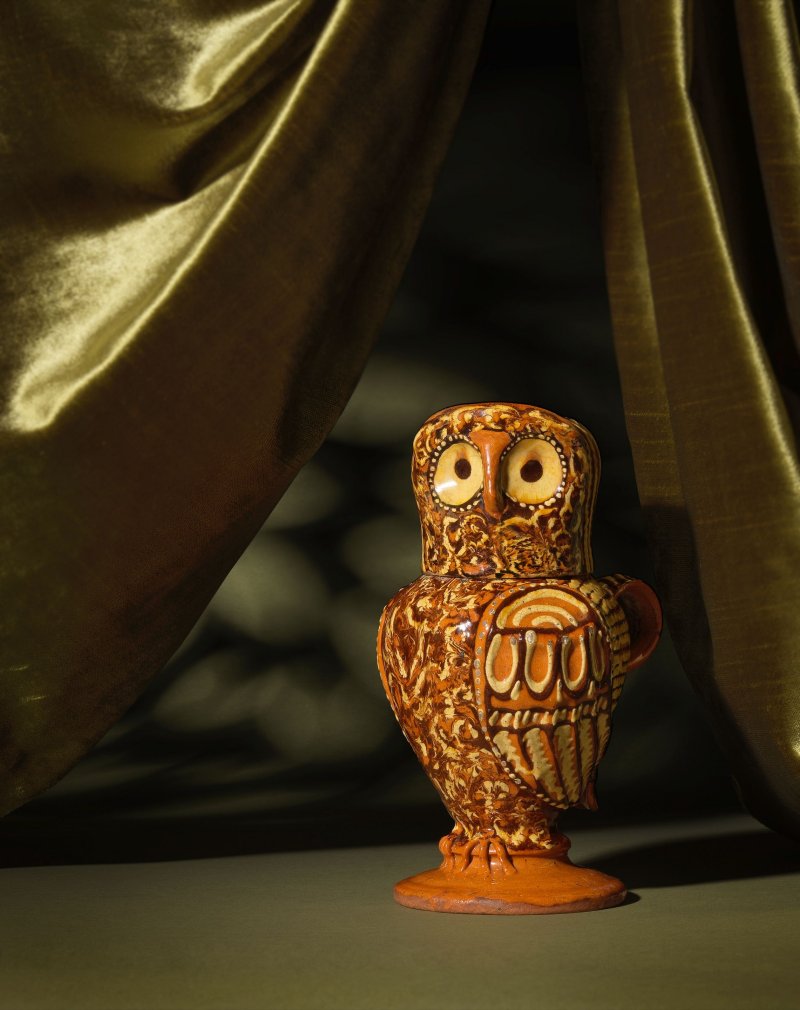 A remarkable Staffordshire slipware owl jug and cover, circa 1690-1710 - 图2