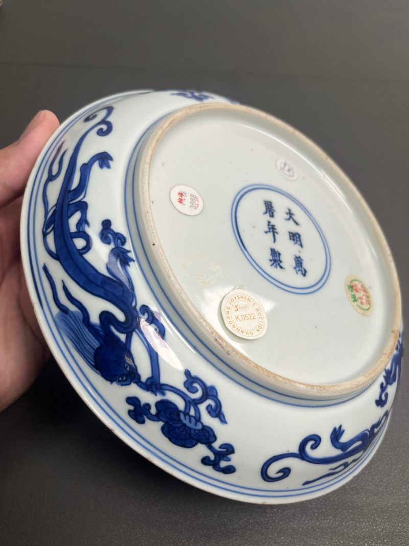 明万历  青花五彩“雉鸡洞石花卉”图盘（附老盒） - 图9