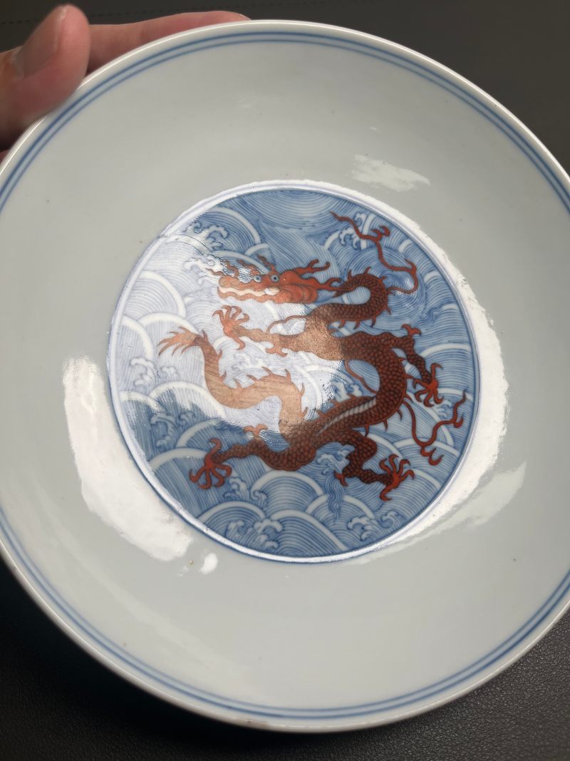 清乾隆  青花矾红九龙闹海图盘 - 图7