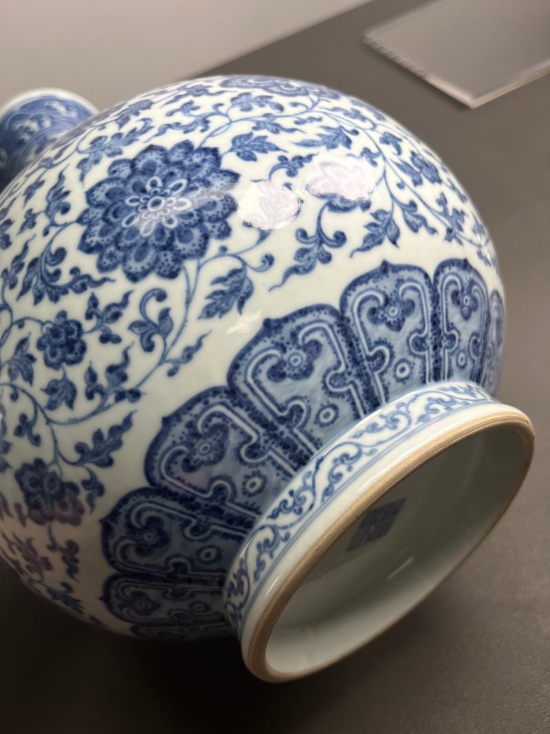 清乾隆  青花缠枝莲纹赏瓶 - 图25