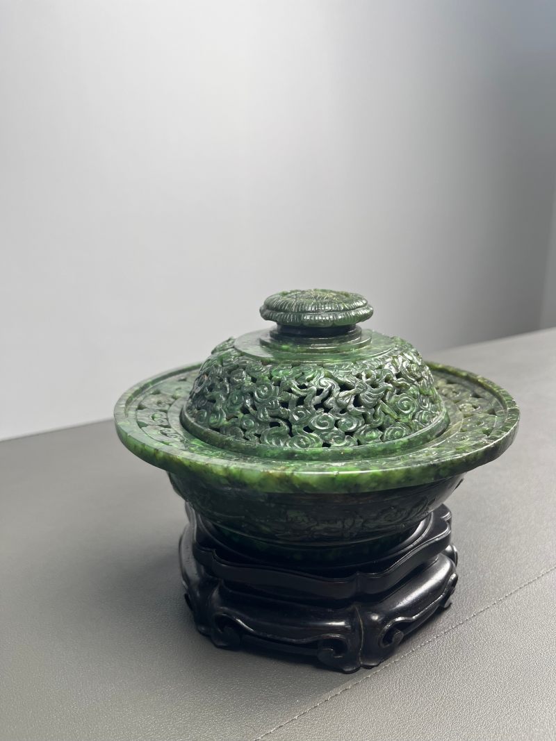 清乾隆  碧玉饕餮纹折沿熏炉（带木座） - 图2