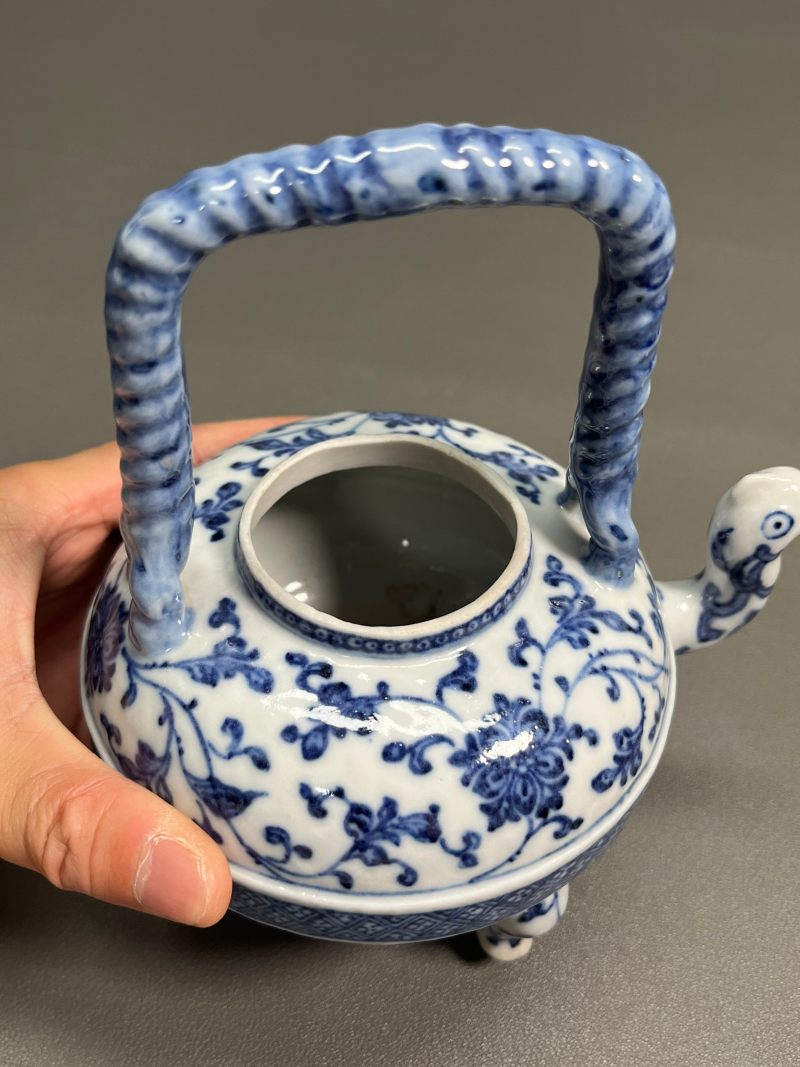 清乾隆  青花缠枝莲纹小盉壶（带木座） - 图15