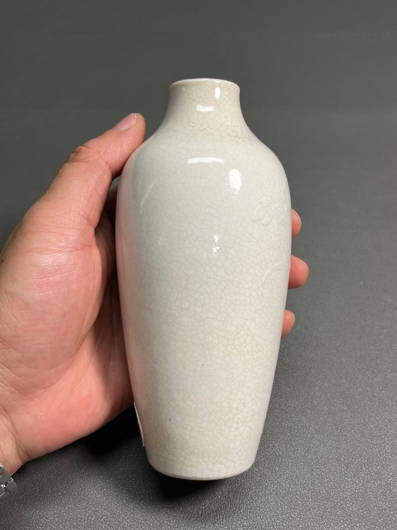 清乾隆  白釉模印折枝花卉纹莱菔尊 - 图4