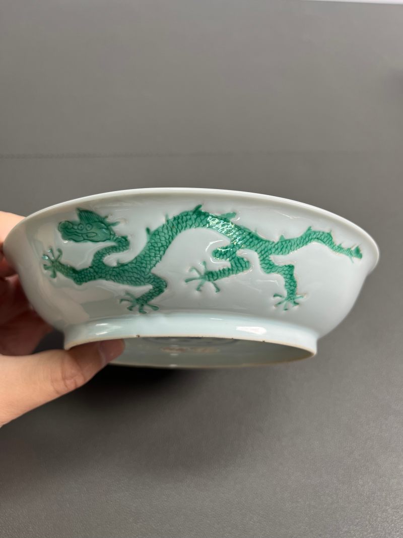 清康熙  白釉暗刻绿彩龙纹盘 - 图7