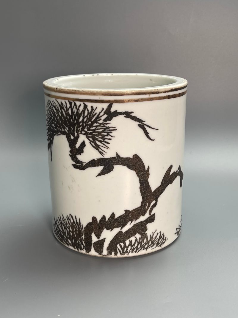 清同治  刻瓷描金苍松图笔筒 - 图2