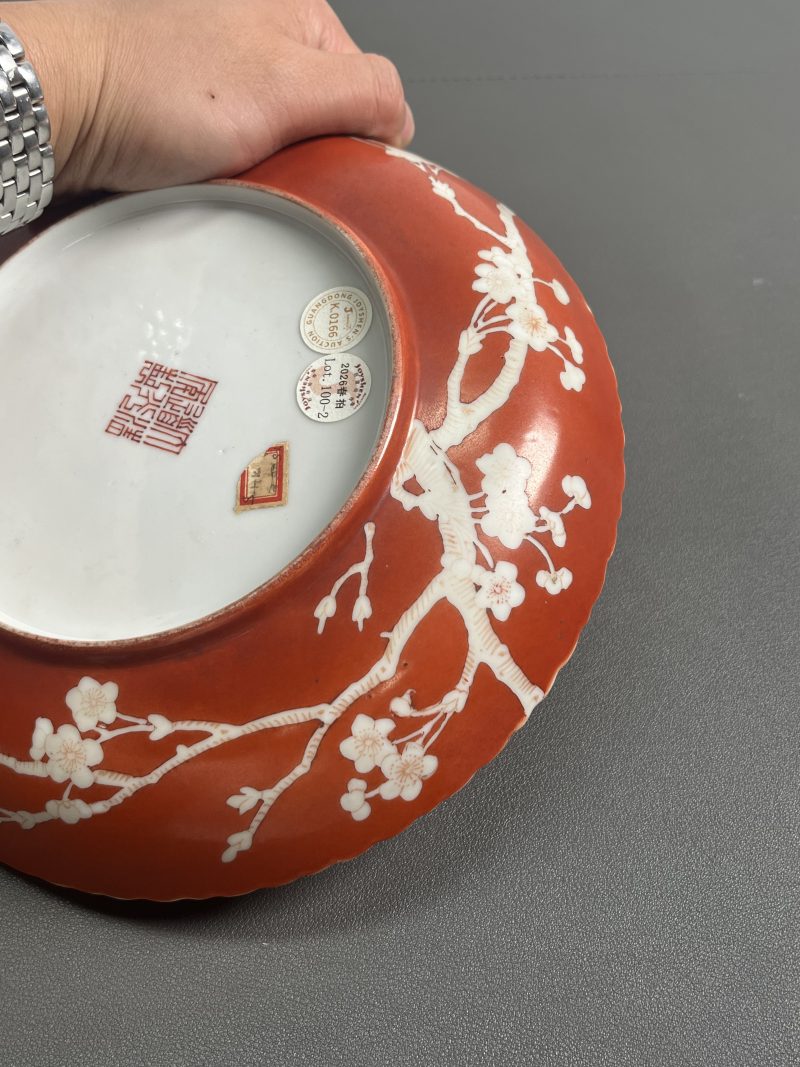 清道光  珊瑚红留白喜上眉梢花口盘（一对） - 图20