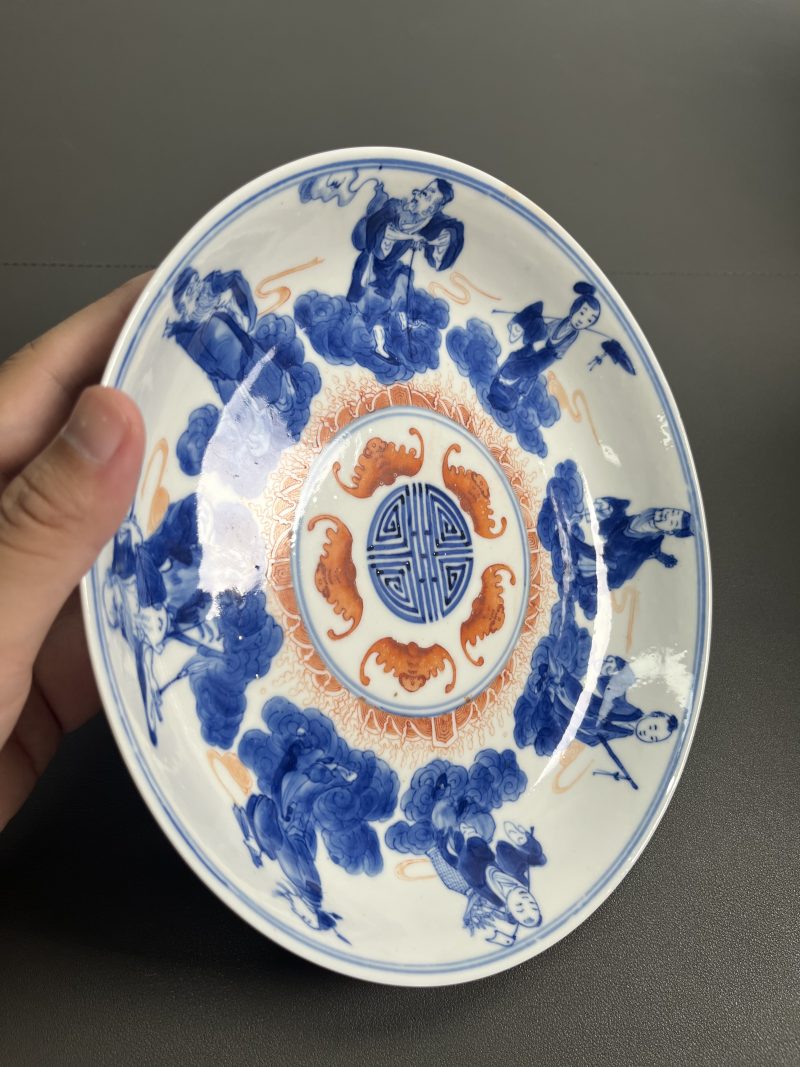 清中期  青花“八仙人物”矾红五福捧寿图盘 - 图6