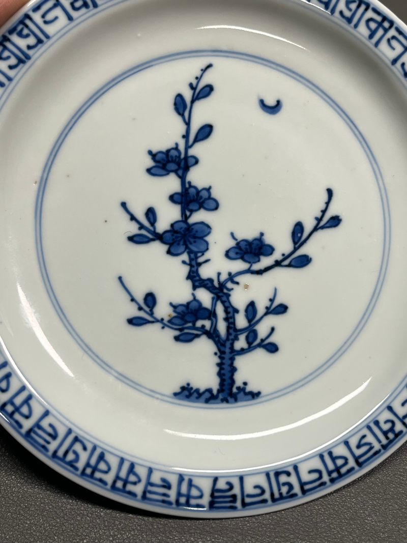 清康熙 青花内藏文月影梅纹外缠枝莲纹折沿盘一对（附
清代原装老盒） - 图16