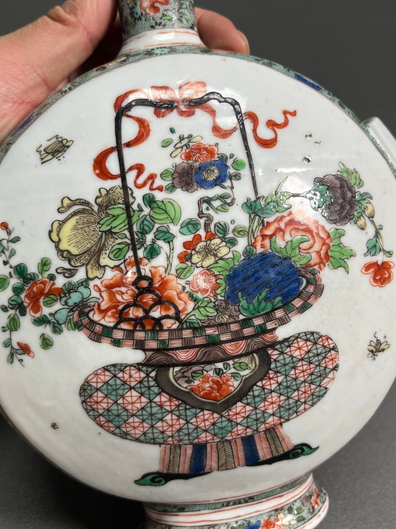 清康熙  五彩“花篮纹”双耳穿带抱月瓶 - 图12