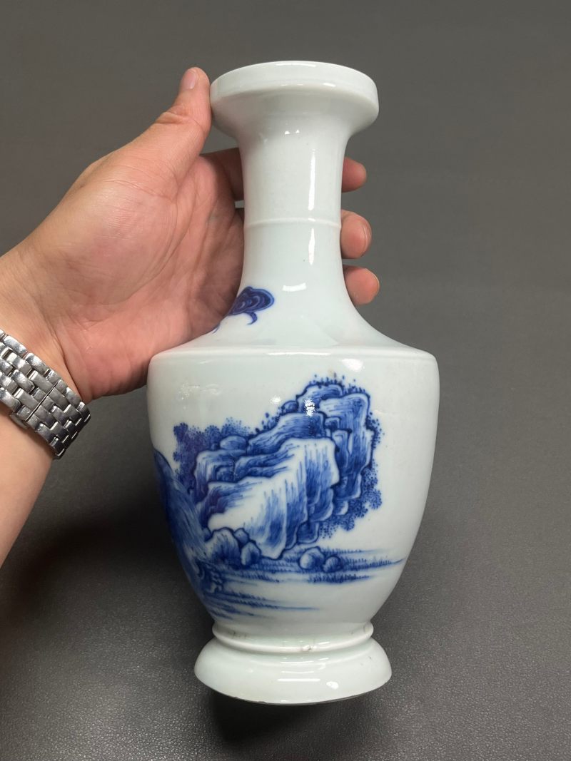 清雍正  青花“瑞兽望月”图弦纹盘口瓶 - 图6