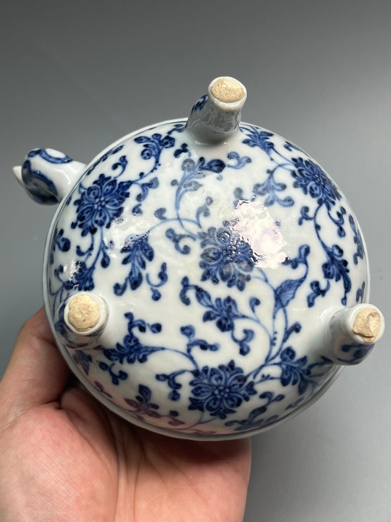 清乾隆  青花缠枝莲纹小盉壶（带木座） - 图19