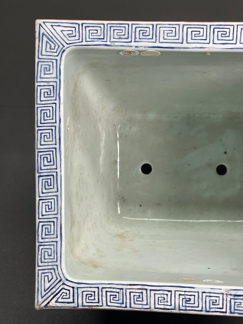 清光绪  粉彩白地紫藤牡丹“富贵白头”图方形花盆 - 图18