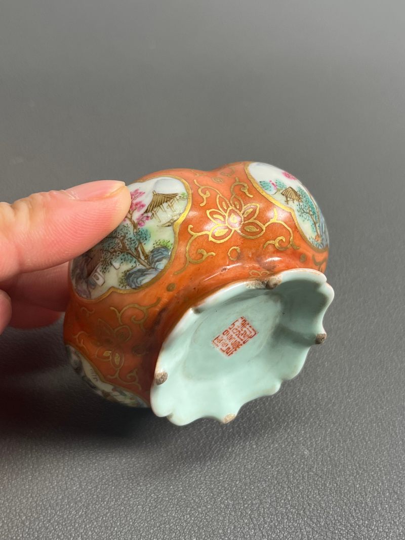 清乾隆  矾红描金粉彩开光山水纹砚滴 - 图11