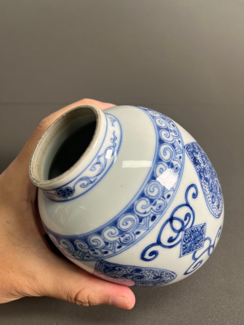 清雍正  青花淡描缠枝花卉纹灯笼尊 - 图13