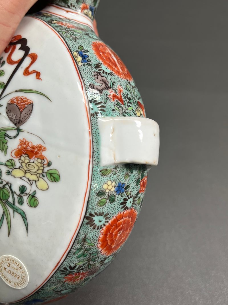 清康熙  五彩“花篮纹”双耳穿带抱月瓶 - 图13