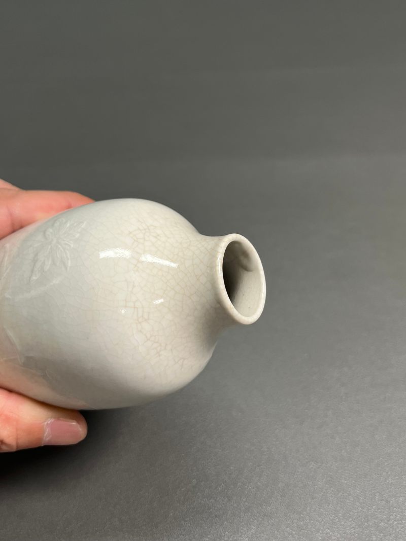 清乾隆  白釉模印折枝花卉纹莱菔尊 - 图9