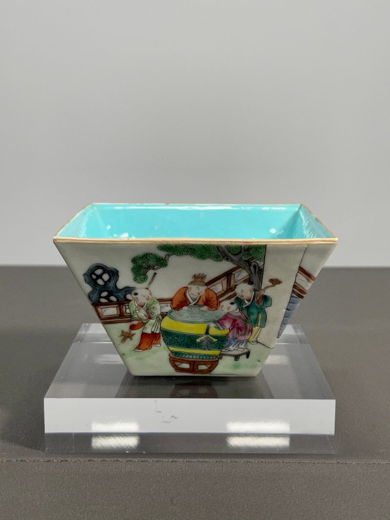 清嘉庆  粉彩婴戏图斗方杯 - 图2