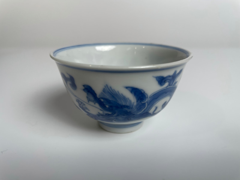 清康熙 仿成窑青花夔龙纹小杯 - 图2