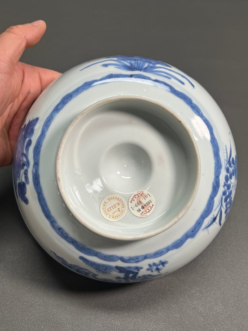 清康熙   青花浮雕回纹外折枝四季花卉内“麻姑献寿”图馒头心碗（一对） - 图12