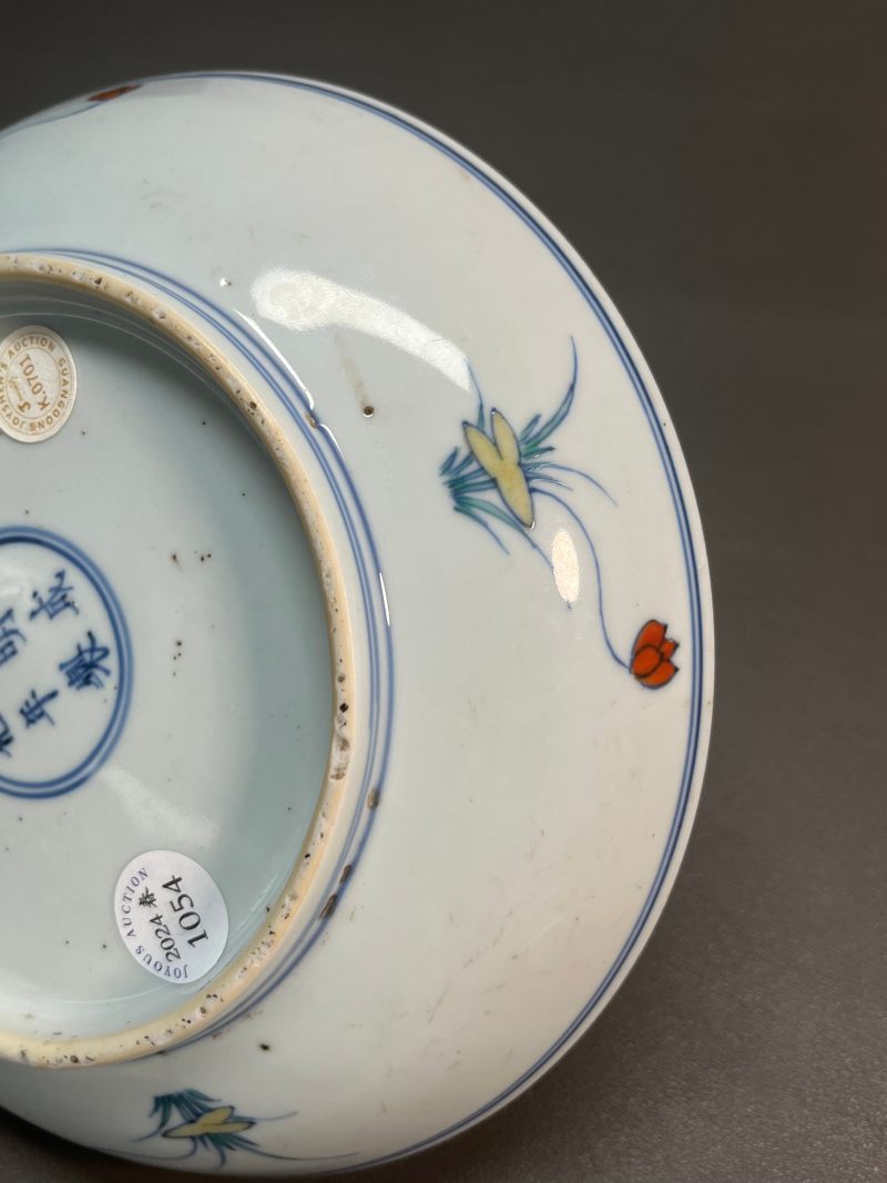 清雍正  斗彩荷塘鸳鸯“满池娇”图折沿盘（附老盒） - 图12