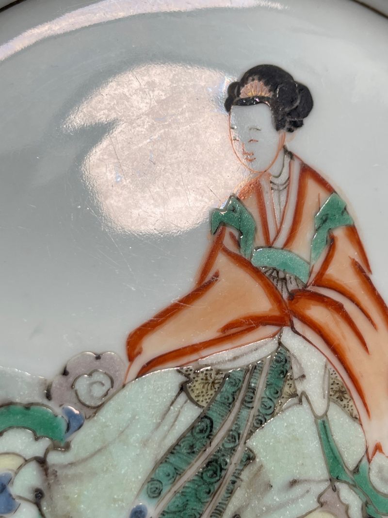 清康熙   五彩花卉锦地墨彩开光“仕女仙游”图折沿盘 - 图14