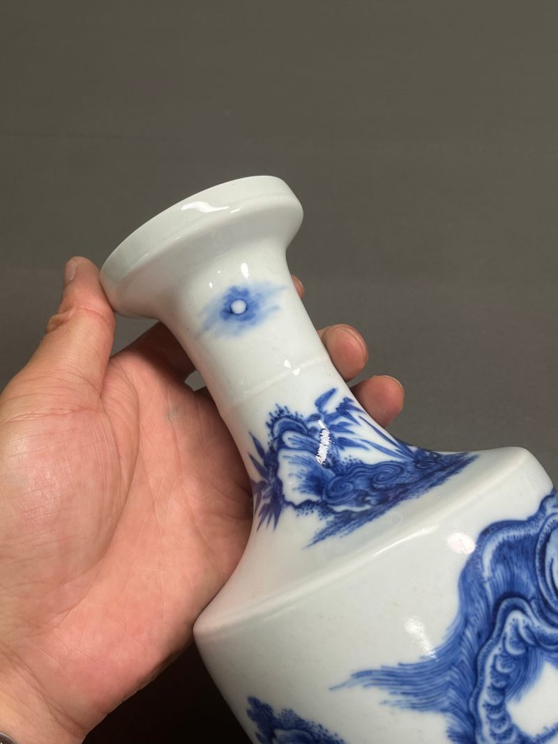 清雍正  青花“瑞兽望月”图弦纹盘口瓶 - 图8