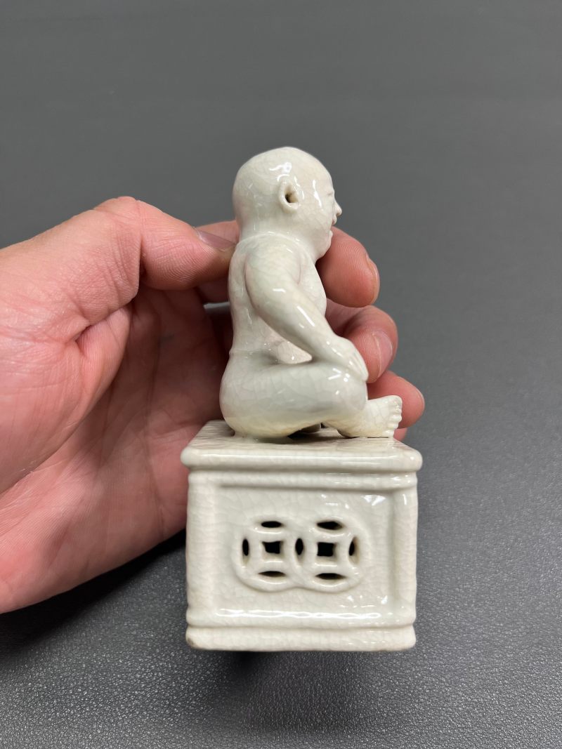 清乾隆 仿定白釉童子坐像 - 图6
