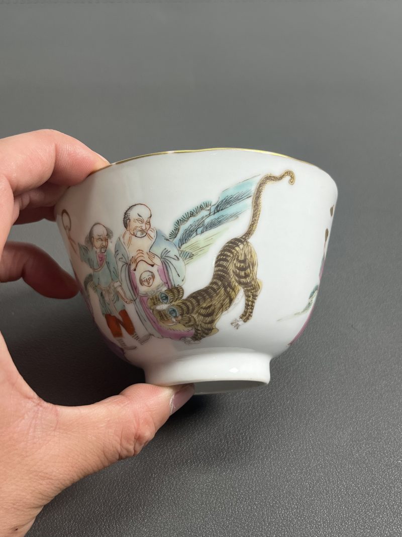清道光  粉彩“十八罗汉”花口杯 - 图7