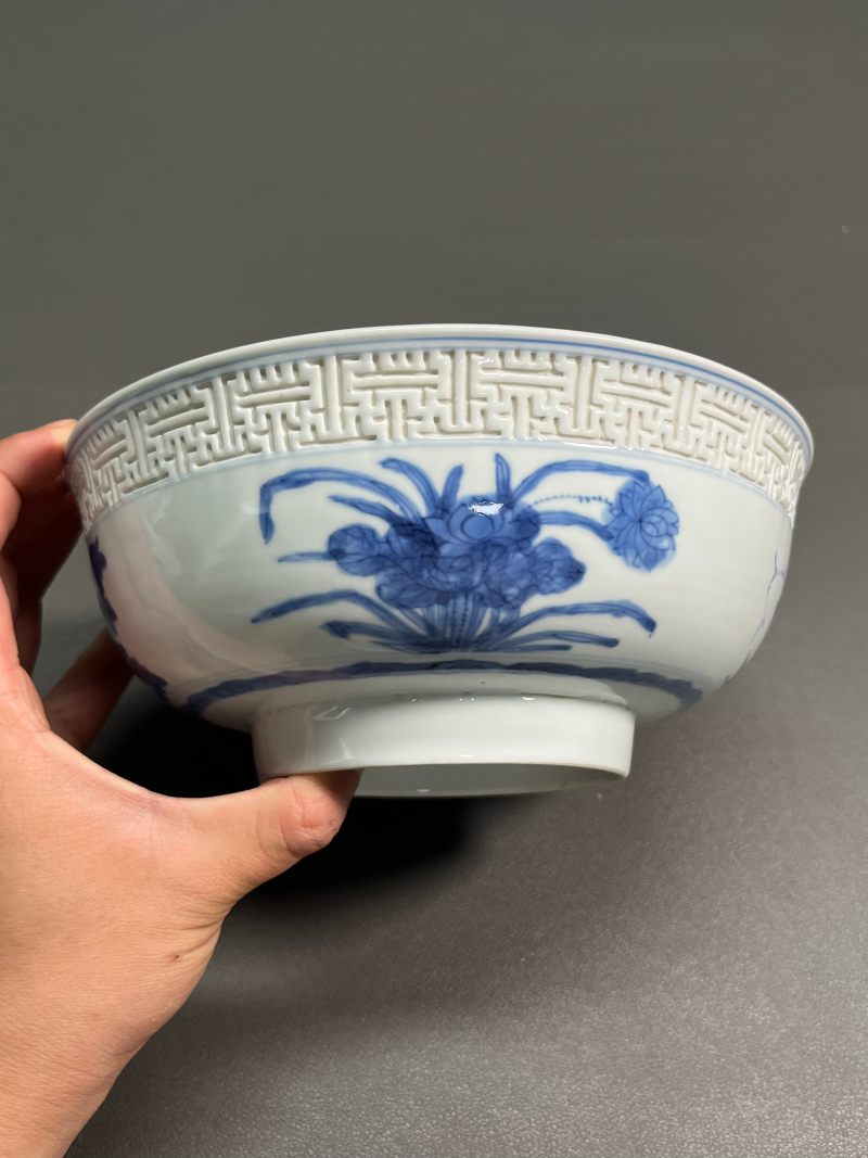 清康熙   青花浮雕回纹外折枝四季花卉内“麻姑献寿”图馒头心碗（一对） - 图7